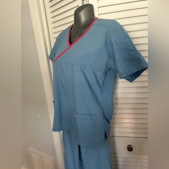 Mobb medical scrub top and bottom set XS top and XS Tall pants -blue and pink - Picture 3 of 10